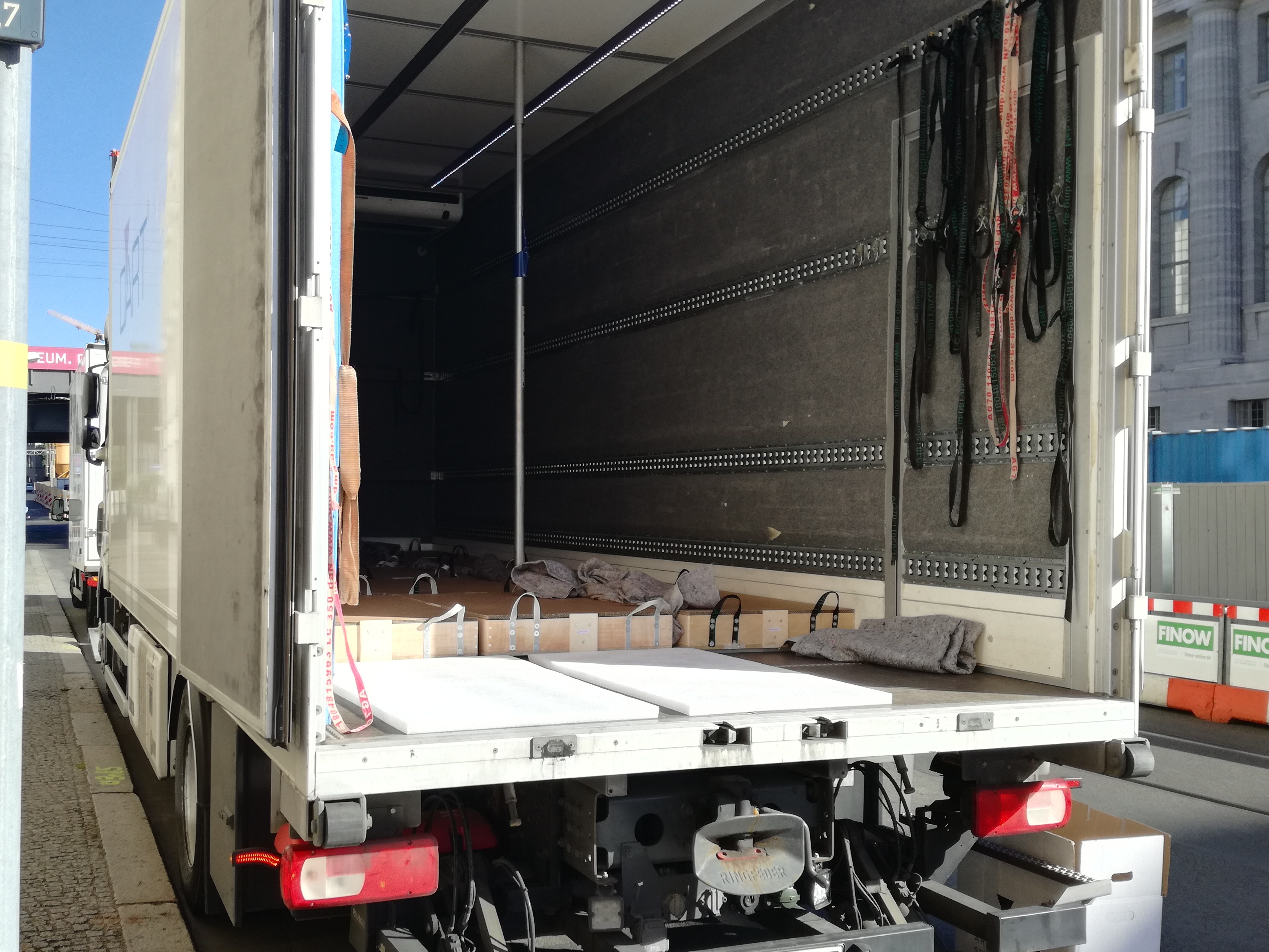 Ein klimatisierter LKW wird beladen.